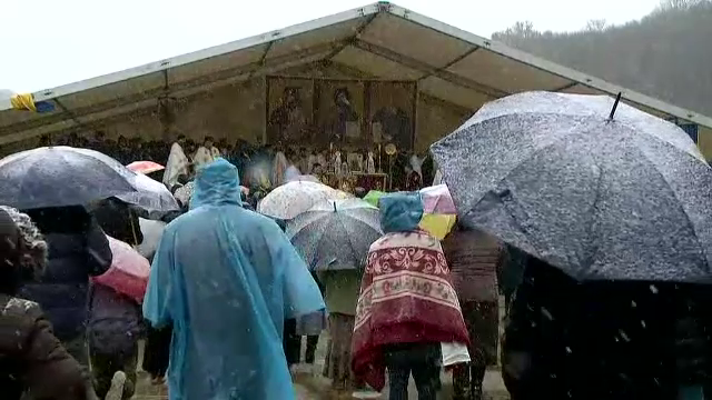 Pelerini din toată ţara la Peștera Sf. Andrei. ”Suntem din Dacia Liberă, mai contează localitatea?”