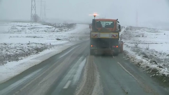 Iarna a luat prin surprindere sudul țării. Cât a costat azi schimbarea anvelopelor