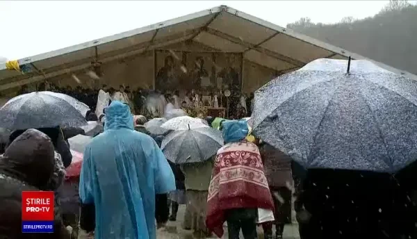 Pelerini din toată ţara la Peștera Sf. Andrei. ”Suntem din Dacia Liberă, mai contează localitatea?”