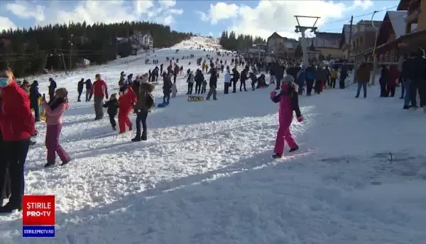 Staţiunile de munte, pline de turişti. Mulţi au uitat de măşti şi distanţare