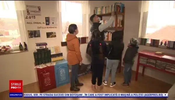 Florin Bucuţea aduce cultura în satele din Ardeal. Locul care are pentru prima dată bibliotecă de la 1907 încoace