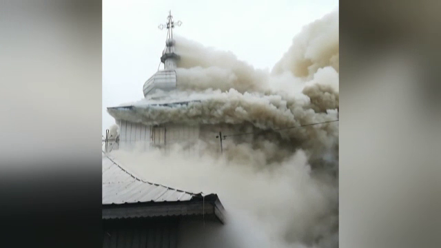 Biserică din Neamț mistuită de flăcări. Incendiul ar fi izbucnit de la o lumânare lăsată aprinsă
