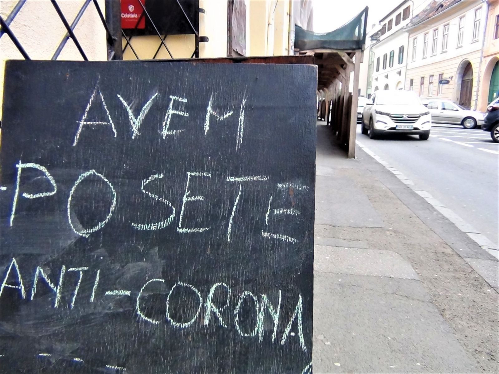 Patronul unui magazin din Sibiu își anunță clientele că "vinde poşete anti-corona"