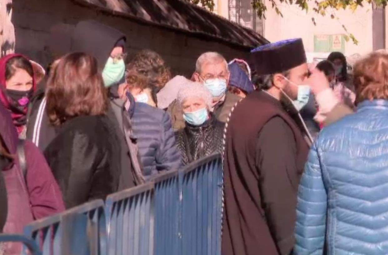 Slujbele de Crăciun și de Anul Nou se vor desfășura în biserici, dar cu distanțare