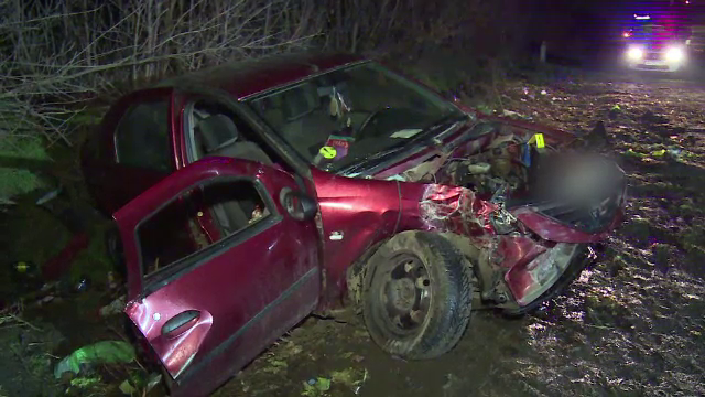 O șoferiță începătoare a intrat cu viteză în intersecție și a lovit un TIR. O fetiță a zburat pe geamul mașinii