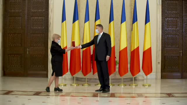 Președintele Iohannis a decorat mai mulți medici care au mers în Lombardia să ajute bolnavii de Covid-19