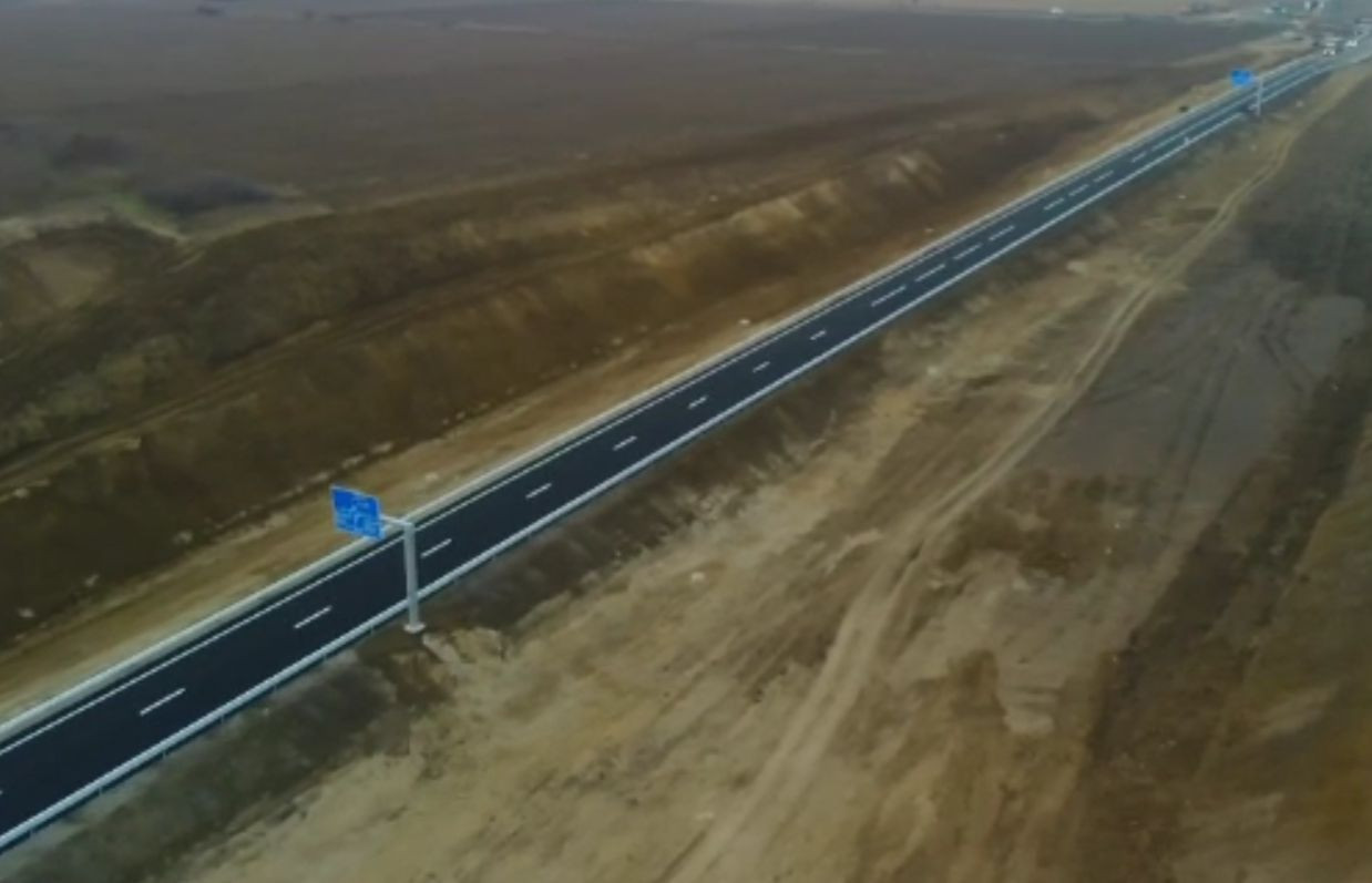 Primul lot din Autostrada Moldovei s-a stricat la câteva ore după inaugurare. "Eroare de fabricaţie"