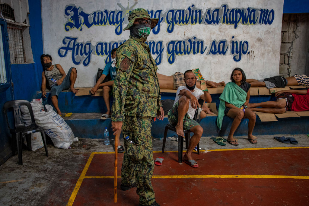 Poliţia din Filipine îi va lovi cu bastoanele pe cei care nu respectă distanțarea socială