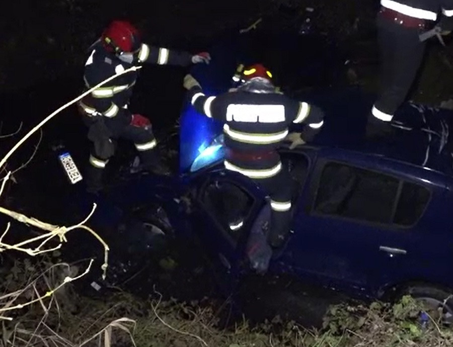 Șoferiță de 29 de ani, la un pas de o tragedie după ce a ajuns sub un cap de pod