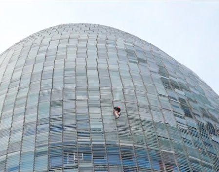 VIDEO. Momentul în care un tânăr se cațără pe un zgârie-nori de 33 de etaje. Cum s-a terminat totul: „Sunt șocat”