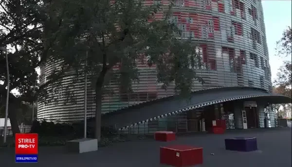 VIDEO. Momentul în care un tânăr se cațără pe un zgârie-nori de 33 de etaje. Cum s-a terminat totul: „Sunt șocat”