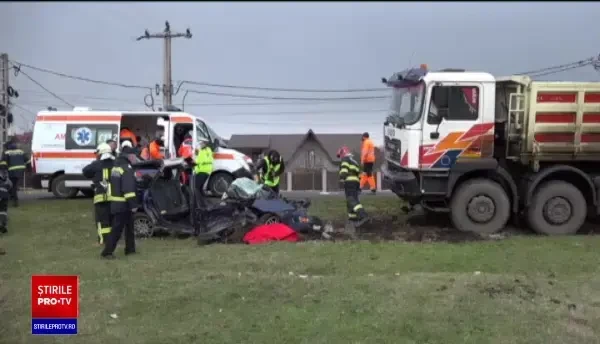 Un șofer de 58 de ani a murit după ce un camion a intrat pe contrasens și l-a lovit în plin