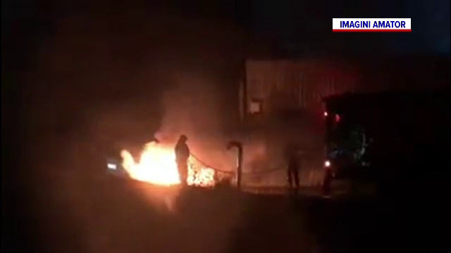 Aproape de moarte, la scurt timp după ce și-a luat permisul. Șoferul de 18 ani a ieșit în ultima clipă din mașina în flăcări