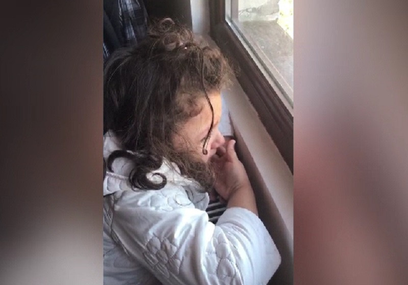 Imagini înduioșătoare cu o fetiță din Bacău care plânge că nu poate merge la vot. Cu cine dorea să voteze