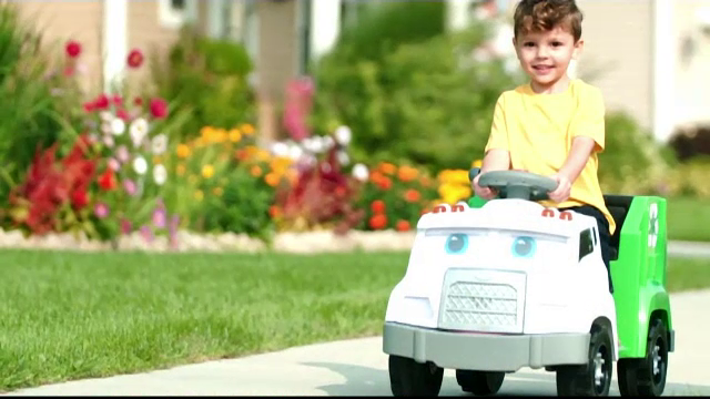 Părinți și bunici, în goana după jucăriile pentru copii, de Moș Nicolae. ”Ne distrăm și noi, oamenii mari”