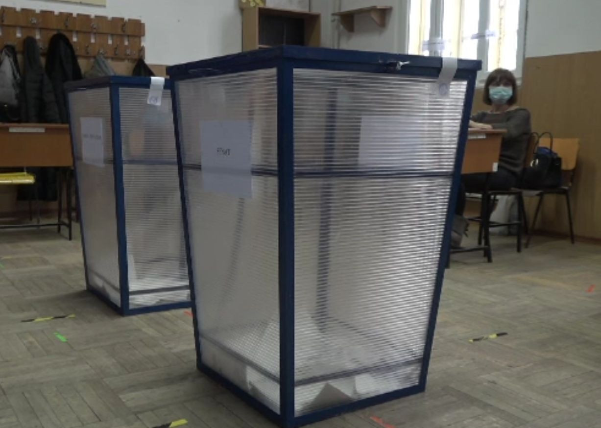 Un profesor din Galați dă peste cap alegerile de ani de zile. În garsoniera sa figurează 5.000 de votanţi