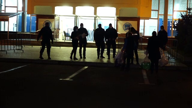 Noapte agitată după alegeri. Membrii comisiilor au stat la coadă să lase sacii cu voturi la birourile electorale