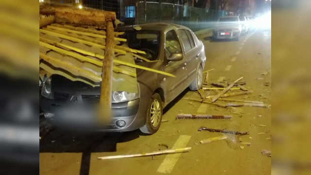 Vântul a făcut ravagii în Sibiu. Oamenii au aflat de pe Facebook că acoperișurile smulse de rafale le-au distrus mașinile