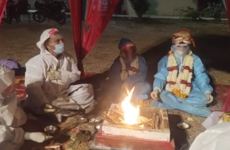 Imagini virale. Doi tineri s-au căsătorit în echipamente de protecție după ce mireasa s-a infectat cu coronavirus