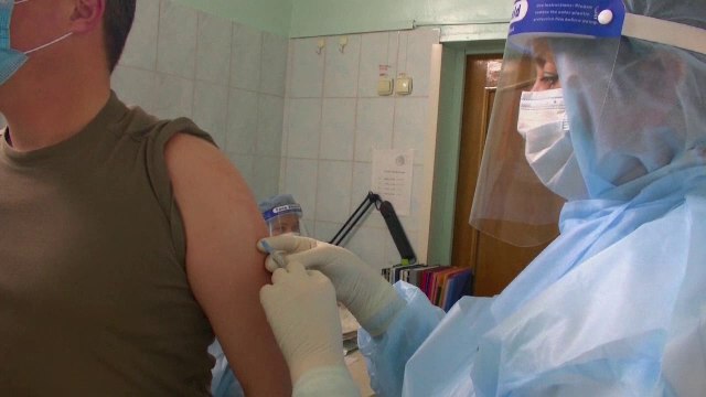 Marți începe vaccinarea anti-Covid în UK. „Este începutul sfârşitului”