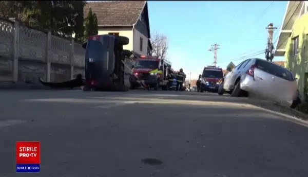 Impact violent pe o şosea din Mureş. Două persoane au ajuns la spital