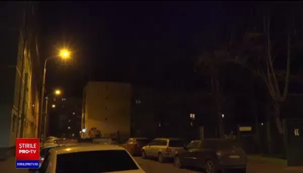 Rafale puternice de vânt la Sibiu. Acoperișul unui bloc s-a prăbușit peste mașini