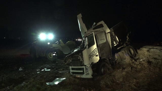 Un camion plin cu nisip s-a răsturnat pe DN2, după ce a fost izbit de un autoturism. Traficul a fost blocat zeci de minute