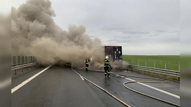 Un TIR a ars ca o torță pe autostradă, în Timiș. Ce s-a întâmplat cu șoferul
