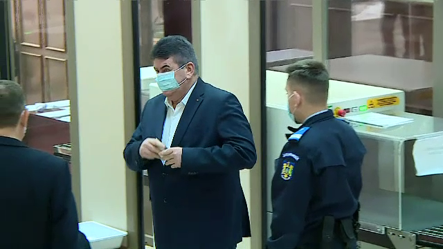 Momente dramatice la tribunal pentru mama polițistului Bogdan Gigină. ”E foarte greu să fiu în sală cu domnul Oprea”