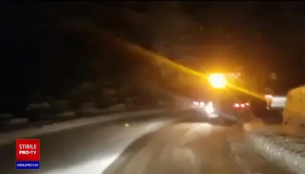 Accidente în lanț pe drumurile din țară, din cauza ninsorilor şi poleiului