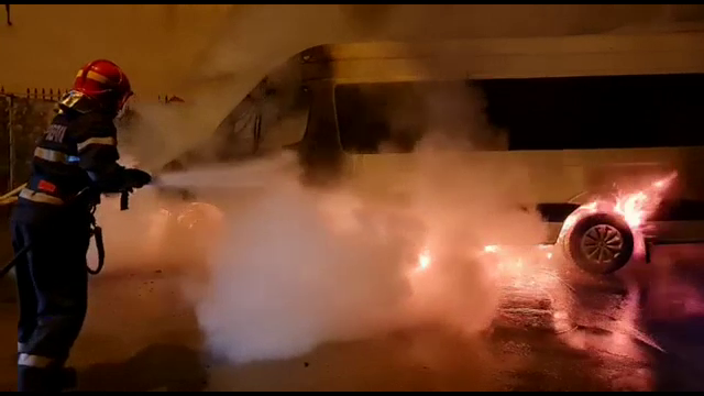Un microbuz care trebuia să ia muncitori de la o fabrică din Pitești a luat foc. Ce s-a întâmplat