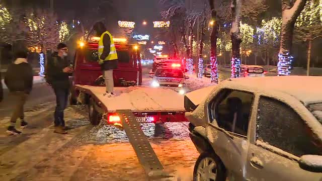 Accidente în lanț din cauza zăpezii așternute în ultimele 2 zile