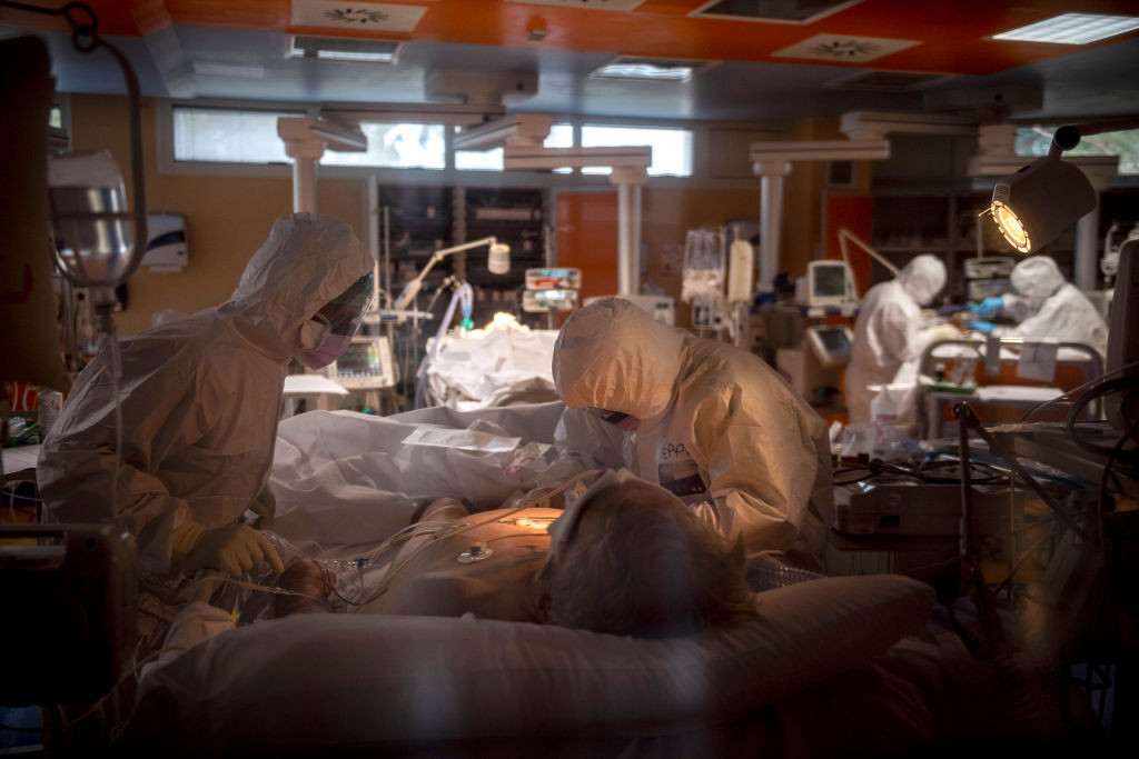 Bărbații infectați cu SARS-CoV-2, de trei ori mai expuși riscului de a ajunge la ATI