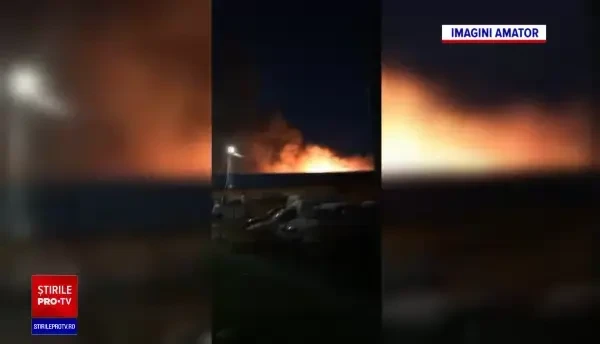 Panică într-un cartier din Arad. Un incendiu de proporții a cuprins un supermarket din zonă