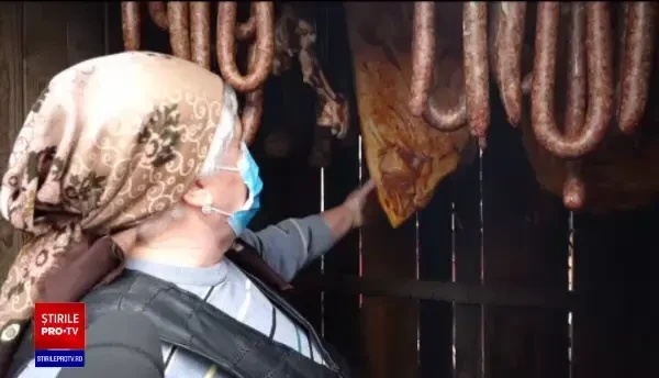 A început sezonul produselor afumate. Cum se pregătesc sătenii de Sărbători