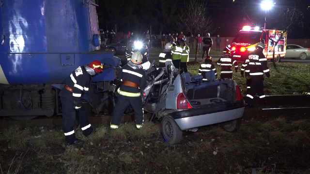 O mașină, spulberată de tren în județul Mureș. Șoferul, în vârstă de 22 de ani, și-a pierdut viața