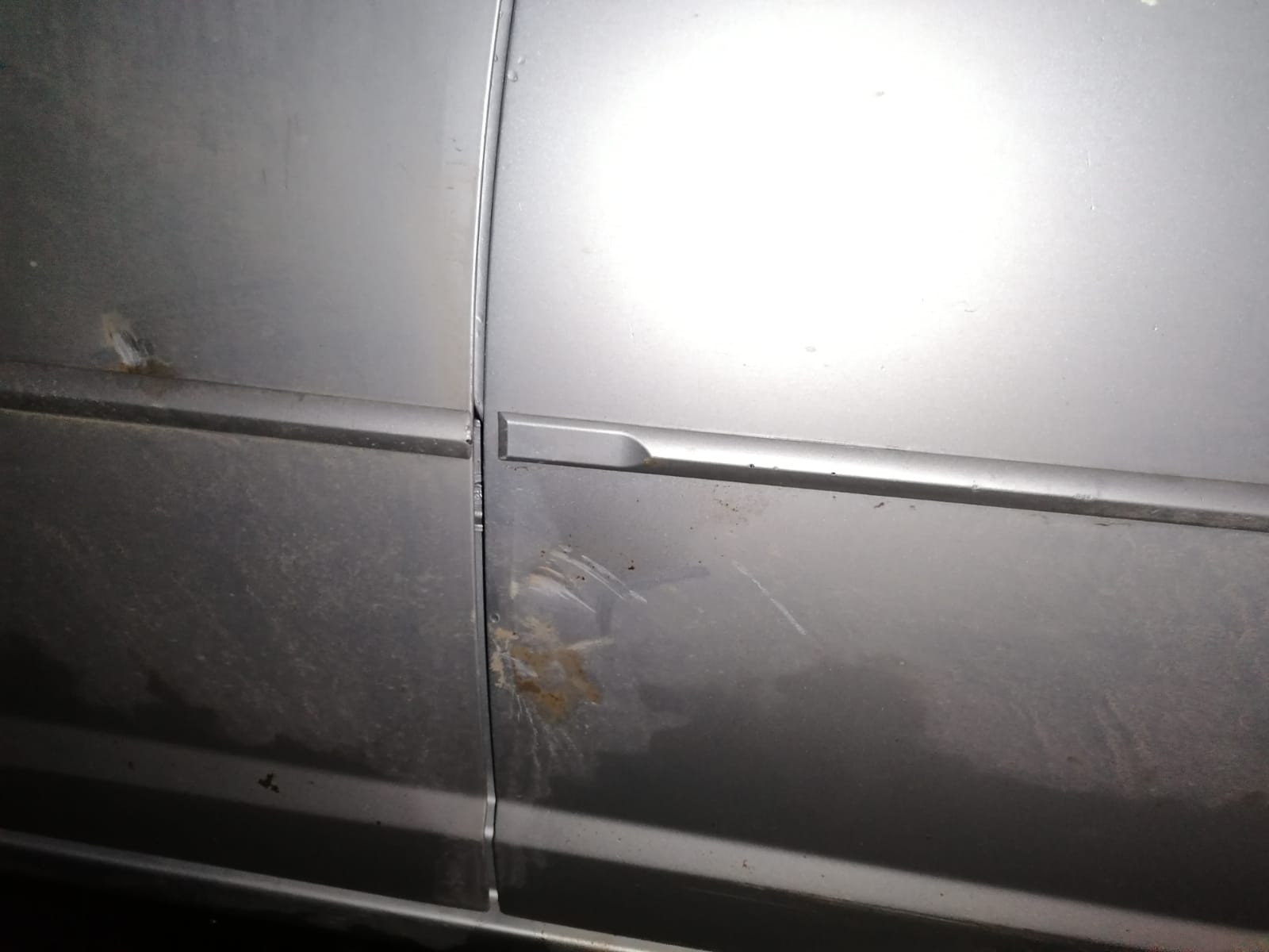 Scandal în Tulcea, după ce adolescenți cu bâte și topoare au distrus un autoturism