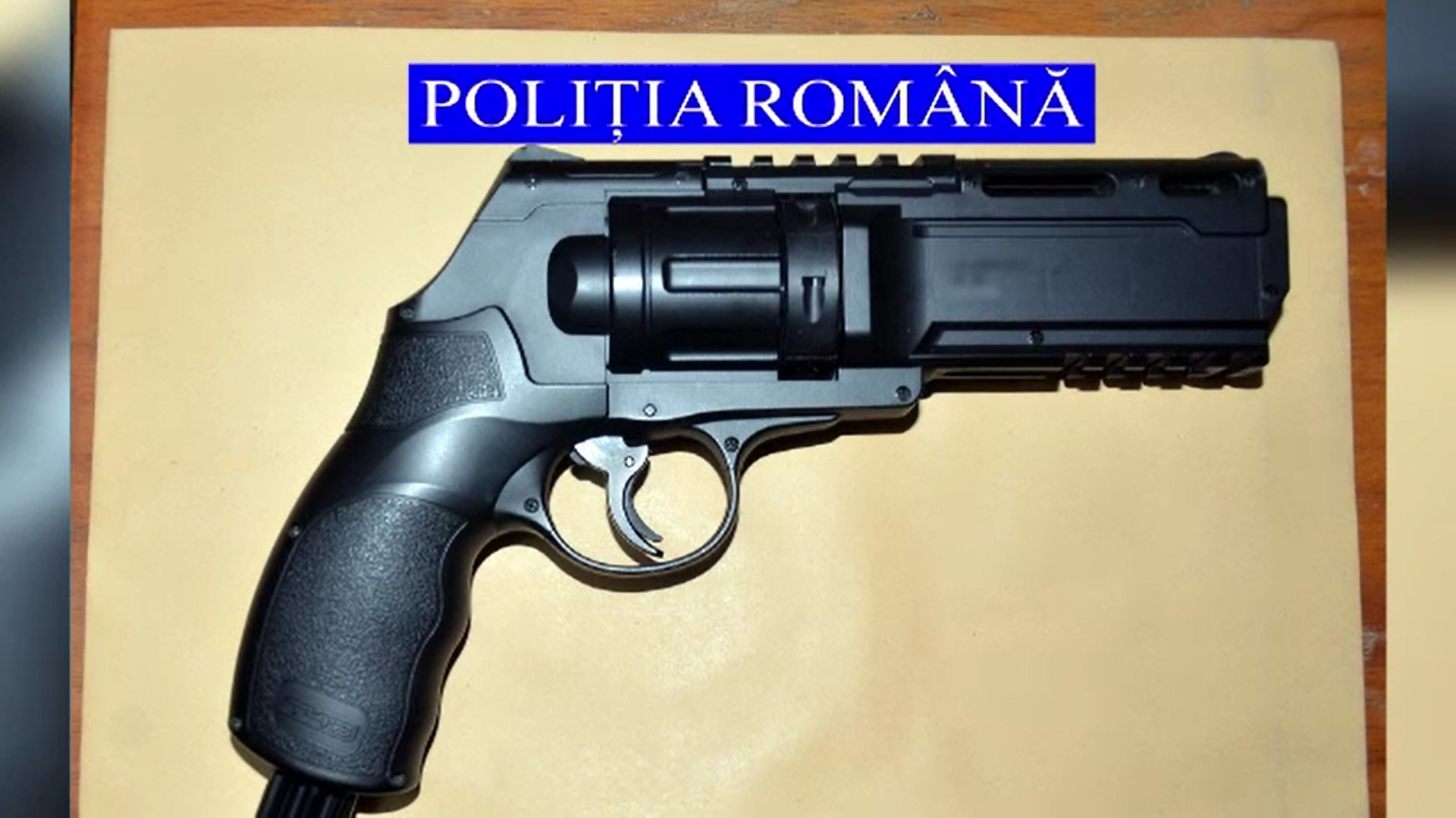 Polițiștii au trimis la expertiză arma folosită de bărbatul care a încercat să jefuiască un magazin din Galați