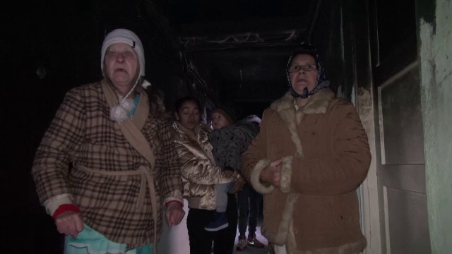 Zeci de persoane din Bacău stau într-un bloc fără geamuri sau căldură. „Pericol să explodeze țevile”