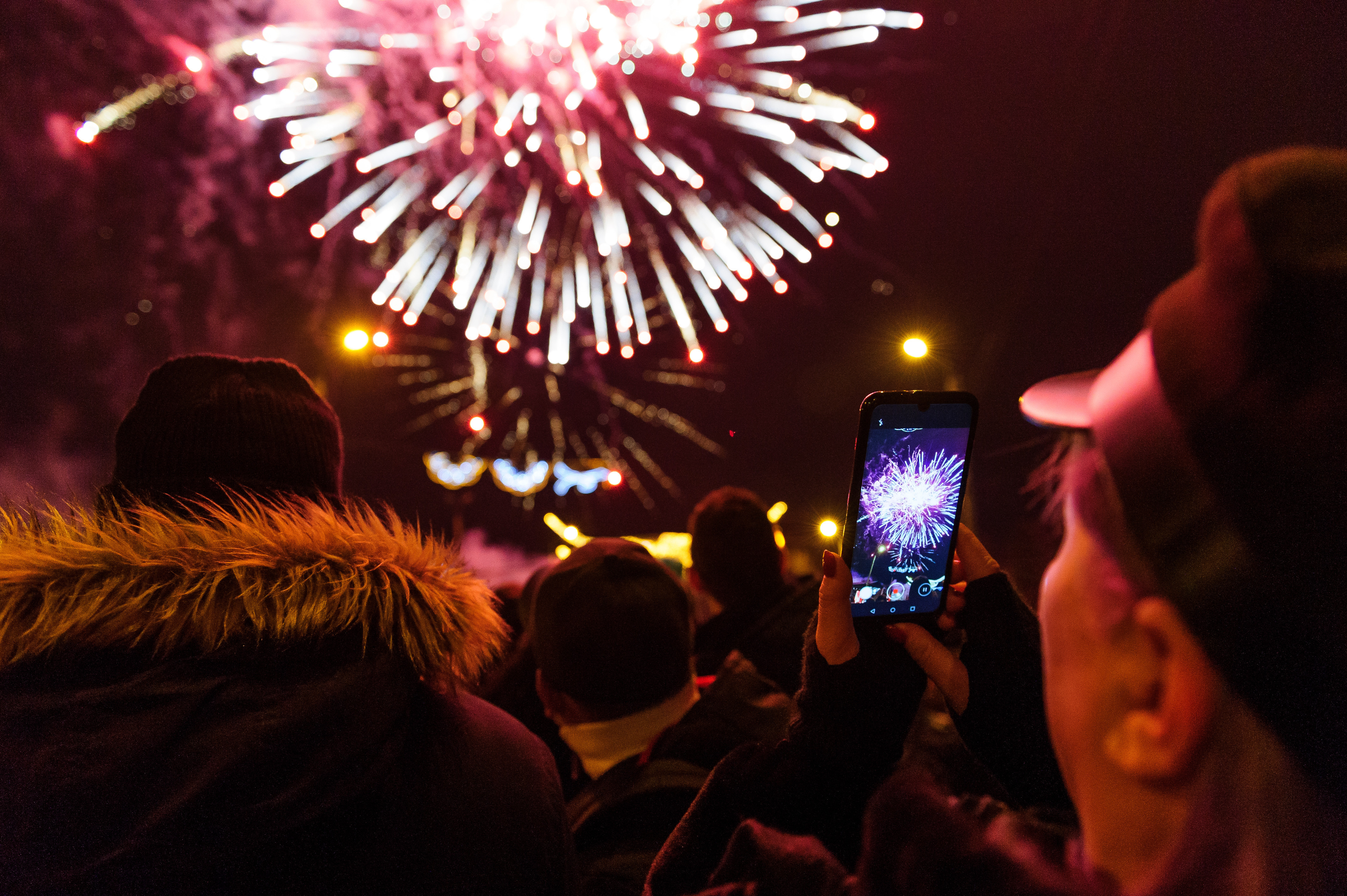 Cum au petrecut de Revelion românii sătui de stat în casă