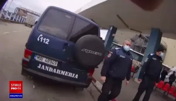 Șofer de autocar rămas în pană, bătut de trei călători nemulțumiți, la Arad