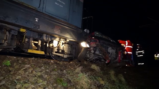 Două fetițe au scăpat miraculos cu viață, în timp ce tatăl lor a murit după ce a produs un accident feroviar, în Bistrița