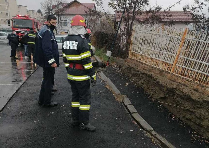 Alunecare de teren pe o stradă din Râmnicu Vâlcea. Ce se întâmplă cu locuințele
