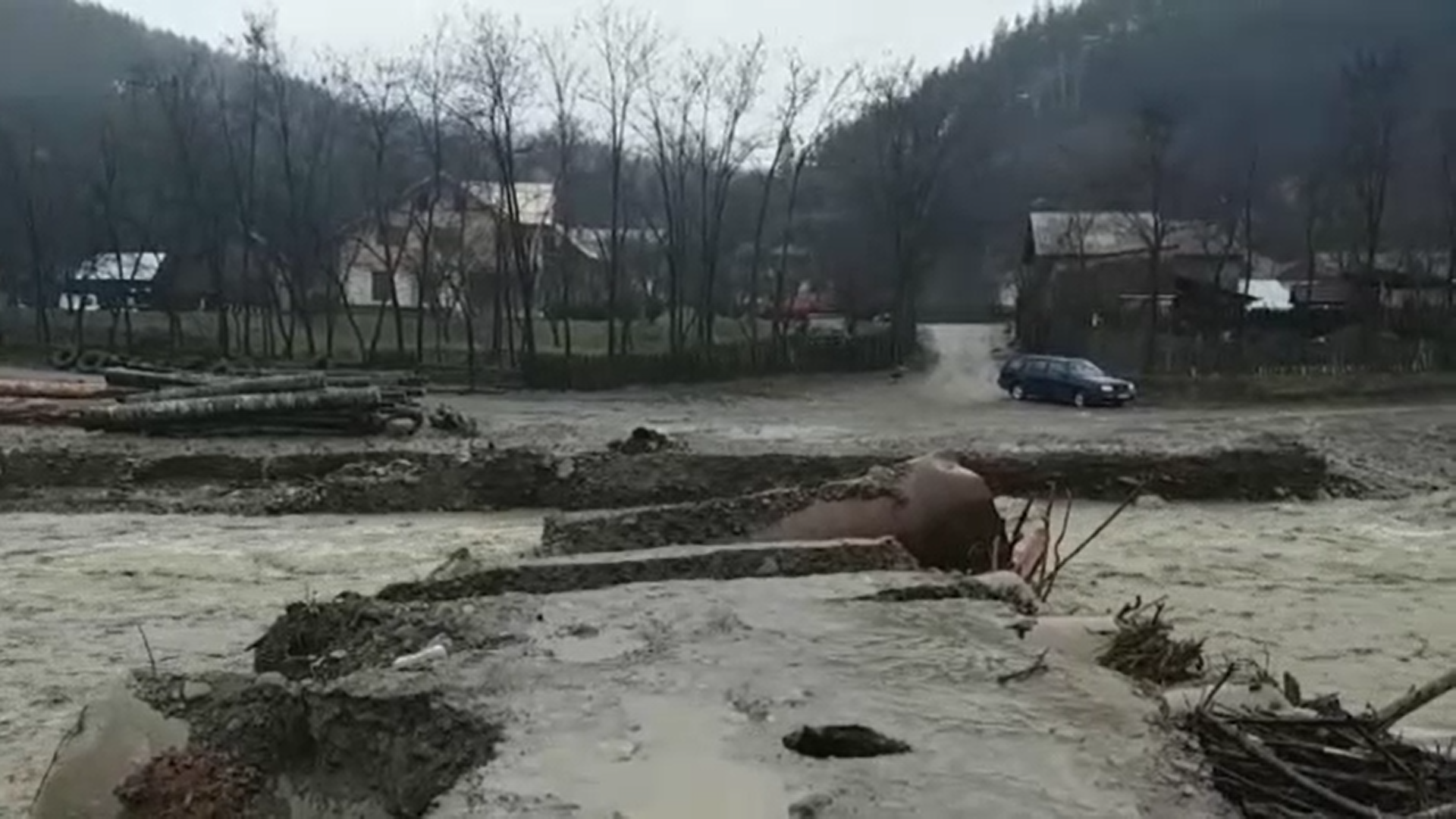 O viitură puternică pe răul Slănic a rupt un podeţ din Județul Buzău. Localnicii au rămas izolați