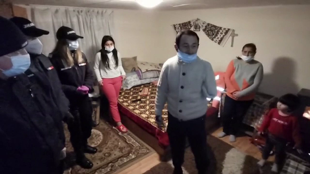 Jandarmii din Bacău au bătut la ușa unei familii sărmane, încărcați cu daruri