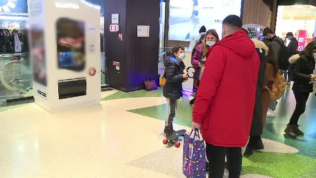 Tonomate cu mostre de produse, amplasate în centre comerciale, în locul promoterilor