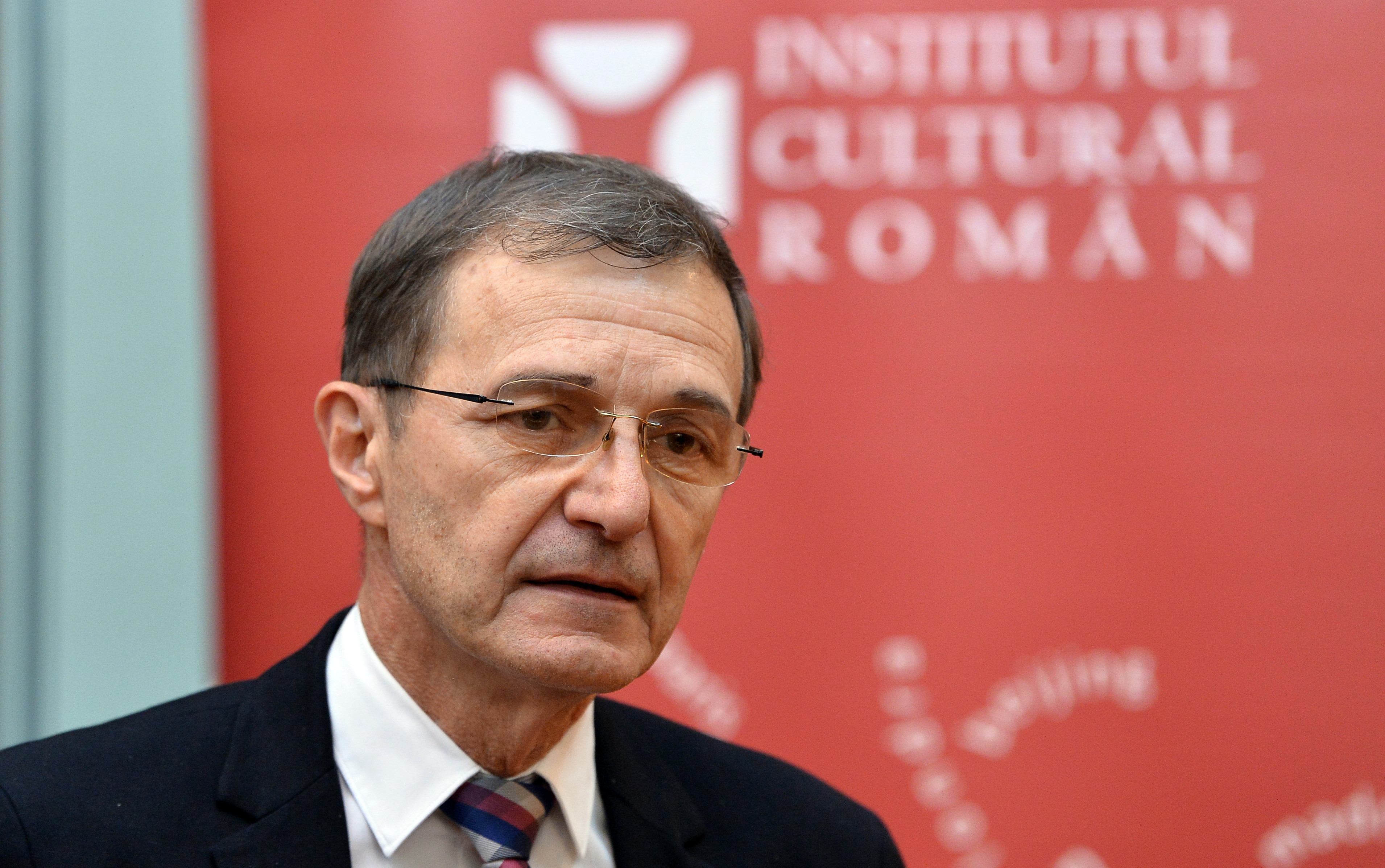 Președintele Academiei critică școala românească: ”Internetul ne-a copleşit viaţa. Lectura a devenit, din păcate, rara avis”