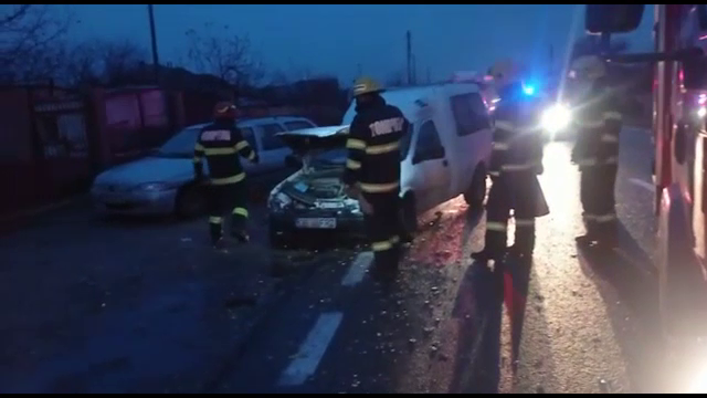 Două persoane au ajuns la spital după ce un șofer a dat cu spatele fără să se asigure