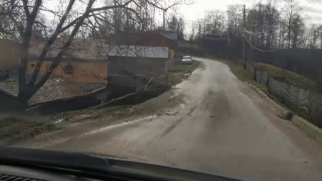Localitate din Prahova, izolată de lume după ce s-a rupt drumul de acces. ”Suntem ai nimănui, își bat joc”