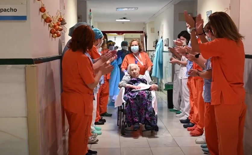 O pacientă spaniolă de 104 ani a ieșit în aplauze din spital, după ce a învins Covid-19